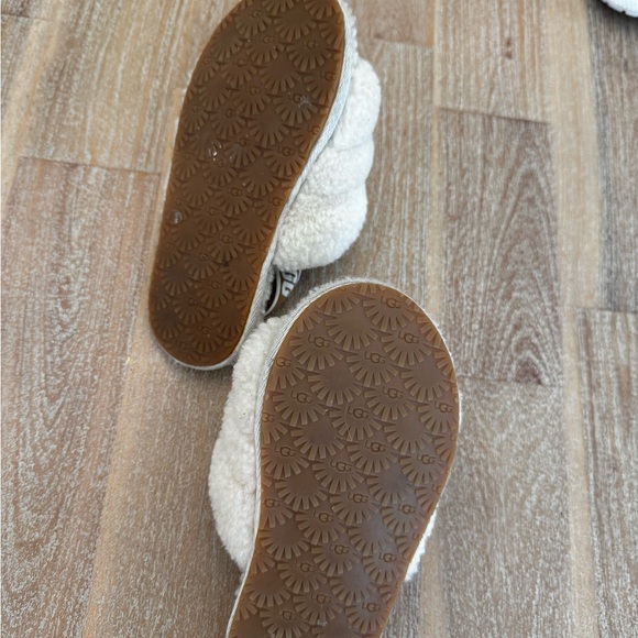 Kids Ugg Slippers Size 11 - Picture 3 of 4